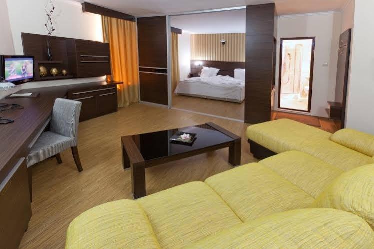 Family Hotel Hebar 巴塔克 外观 照片